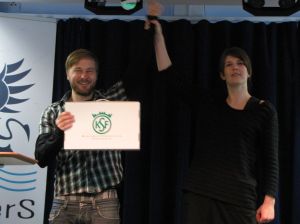 Jens Andersson vann tipspromenaden efter att varit närmare svaret på utslagsfrågan än Theres Lindahl
